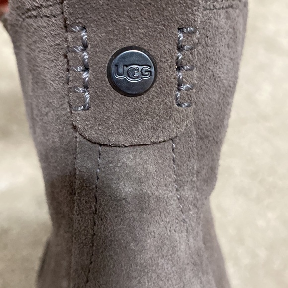 UGG NEW Waterproof hazel Chelsea suede heeled ankle booties basically brand new - Picture 8 of 16